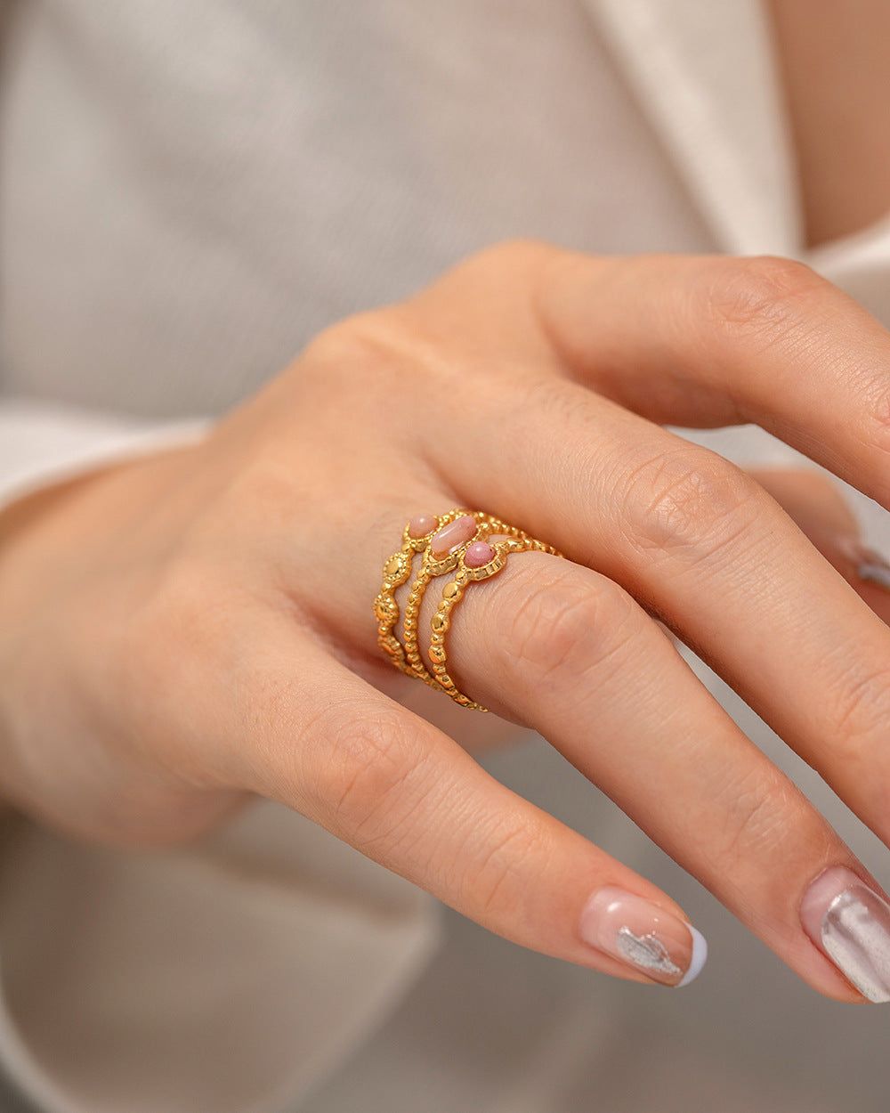 BAGUE "ROSA", plaqué or et serti Rhodochrosite rose