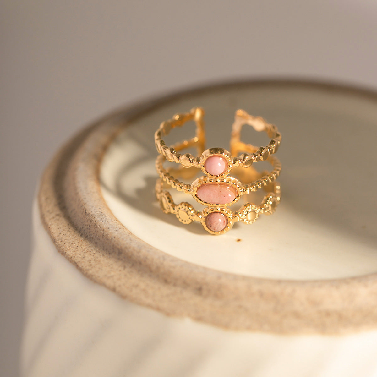 BAGUE "ROSA", plaqué or et serti Rhodochrosite rose
