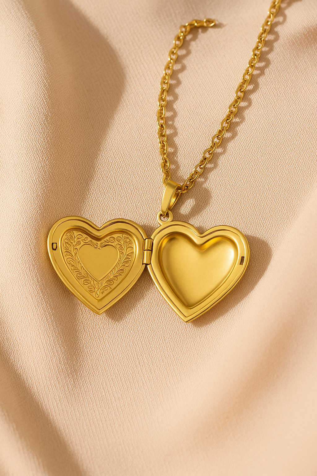 COLLIER "LORA" PLAQUE OR 18 CARATS