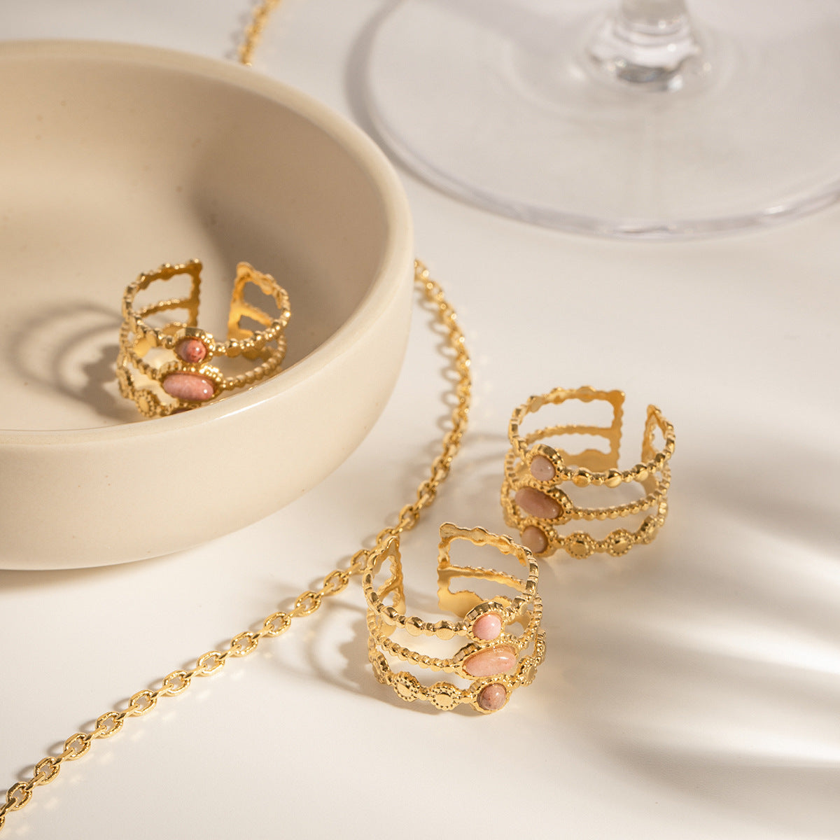 BAGUE "ROSA", plaqué or et serti Rhodochrosite rose