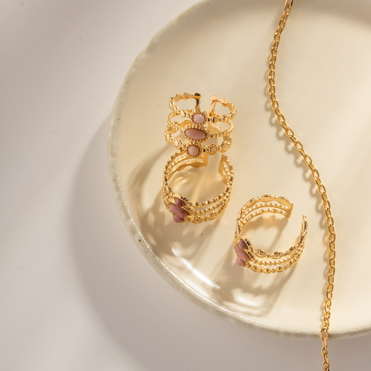 BAGUE "ROSA", plaqué or et serti Rhodochrosite rose