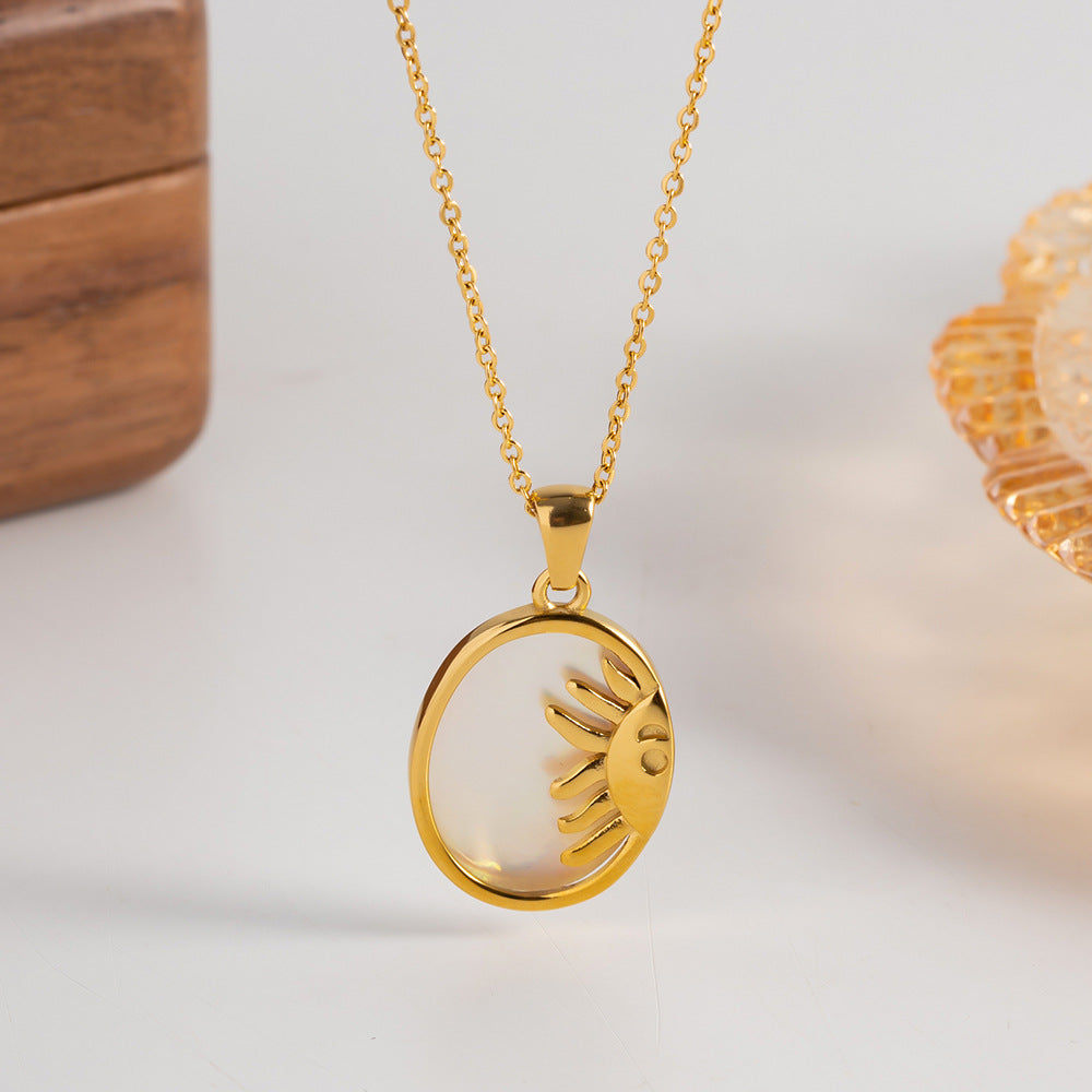 Collier "VITTORIA " plaqué or 18 carats et nacre naturelle