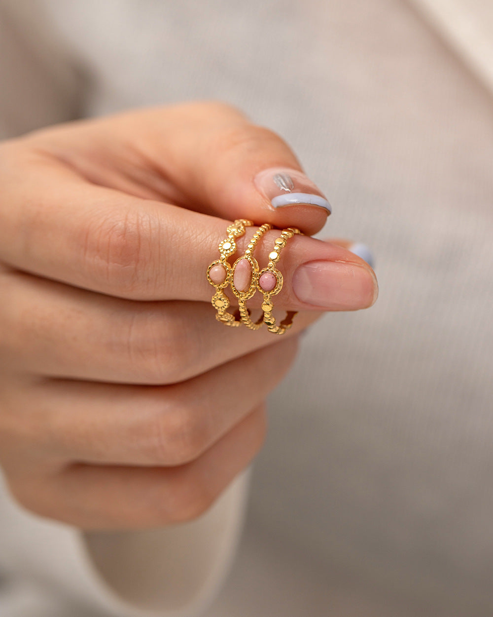BAGUE "ROSA", plaqué or et serti Rhodochrosite rose