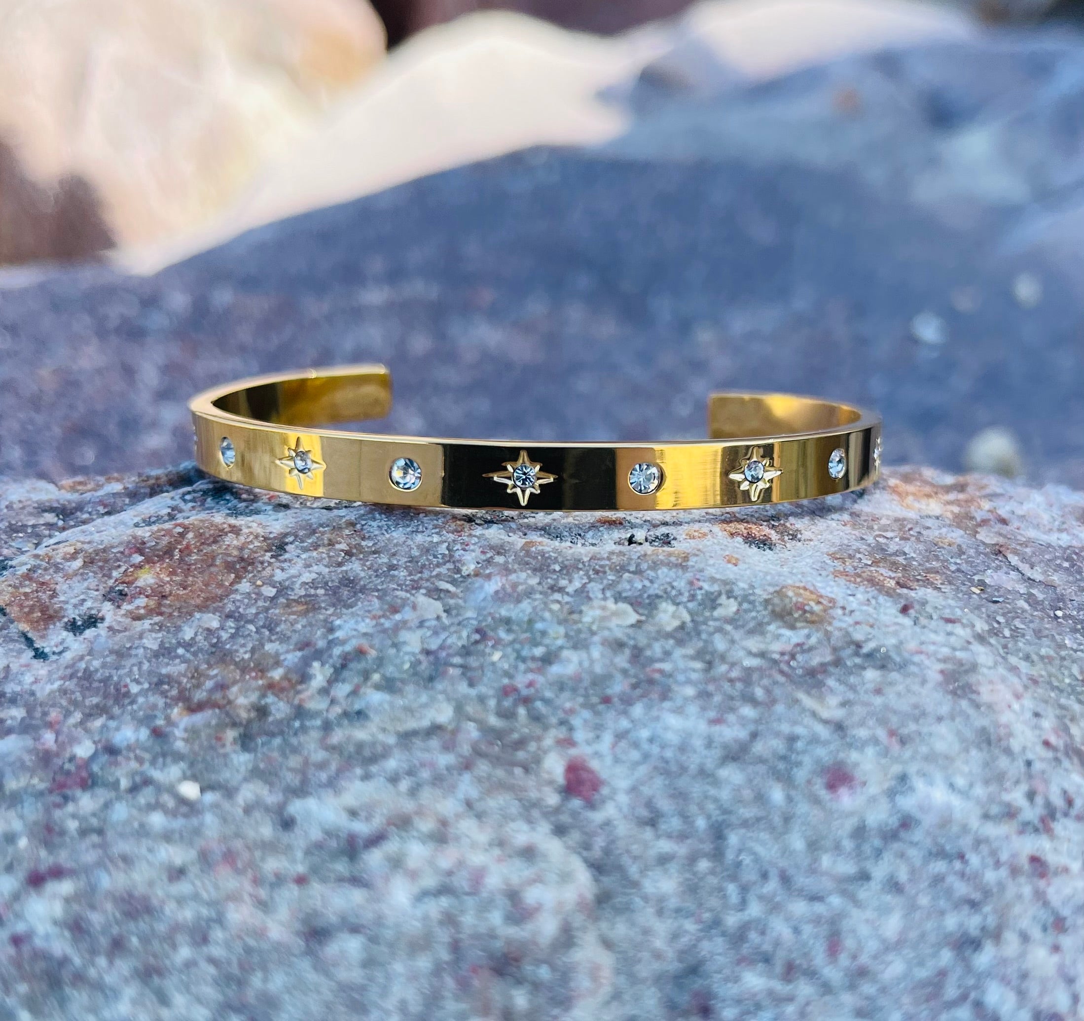 Bracelet jonc "NERINA" en plaqué or 18 carats