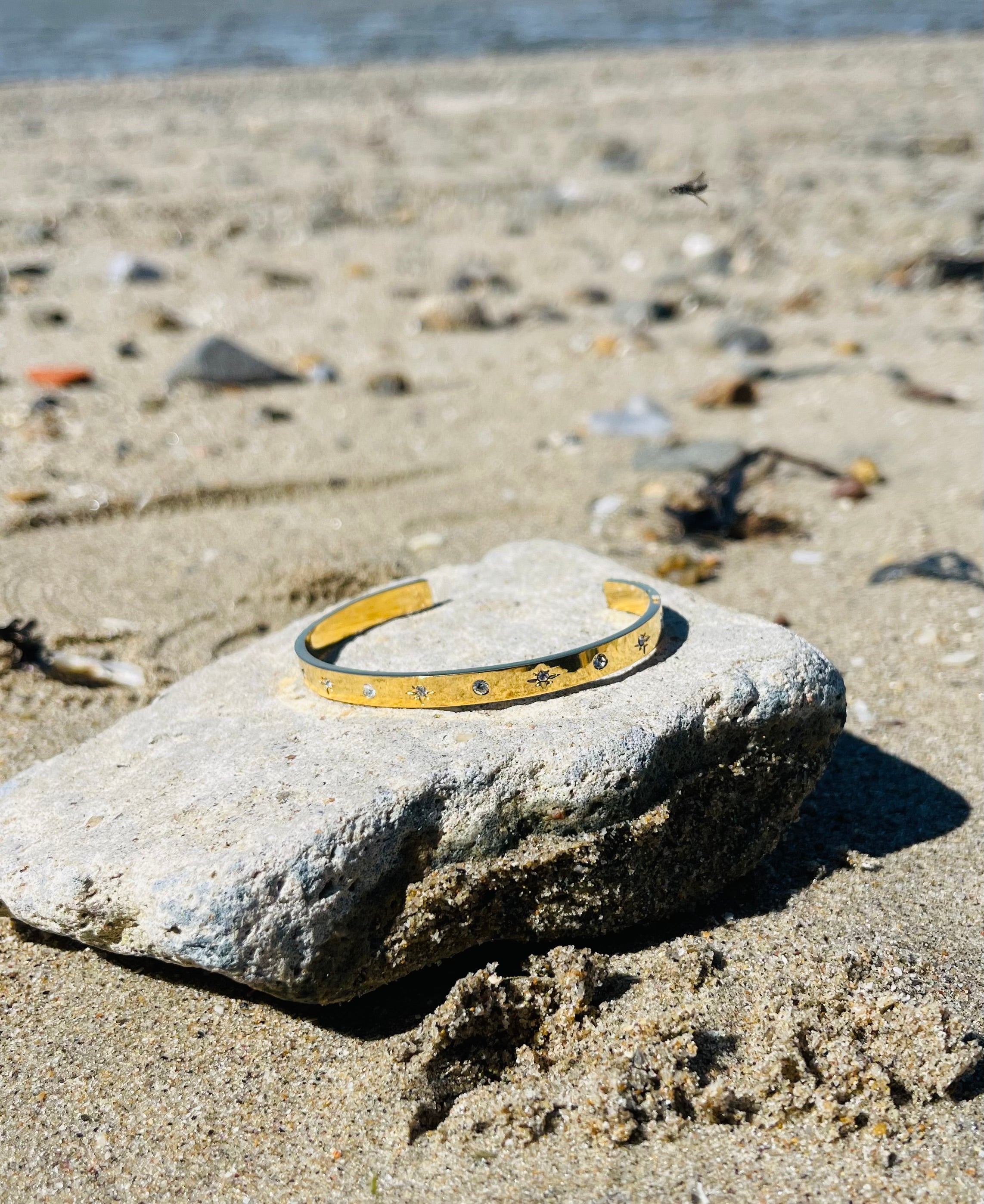 Bracelet jonc "NERINA" en plaqué or 18 carats