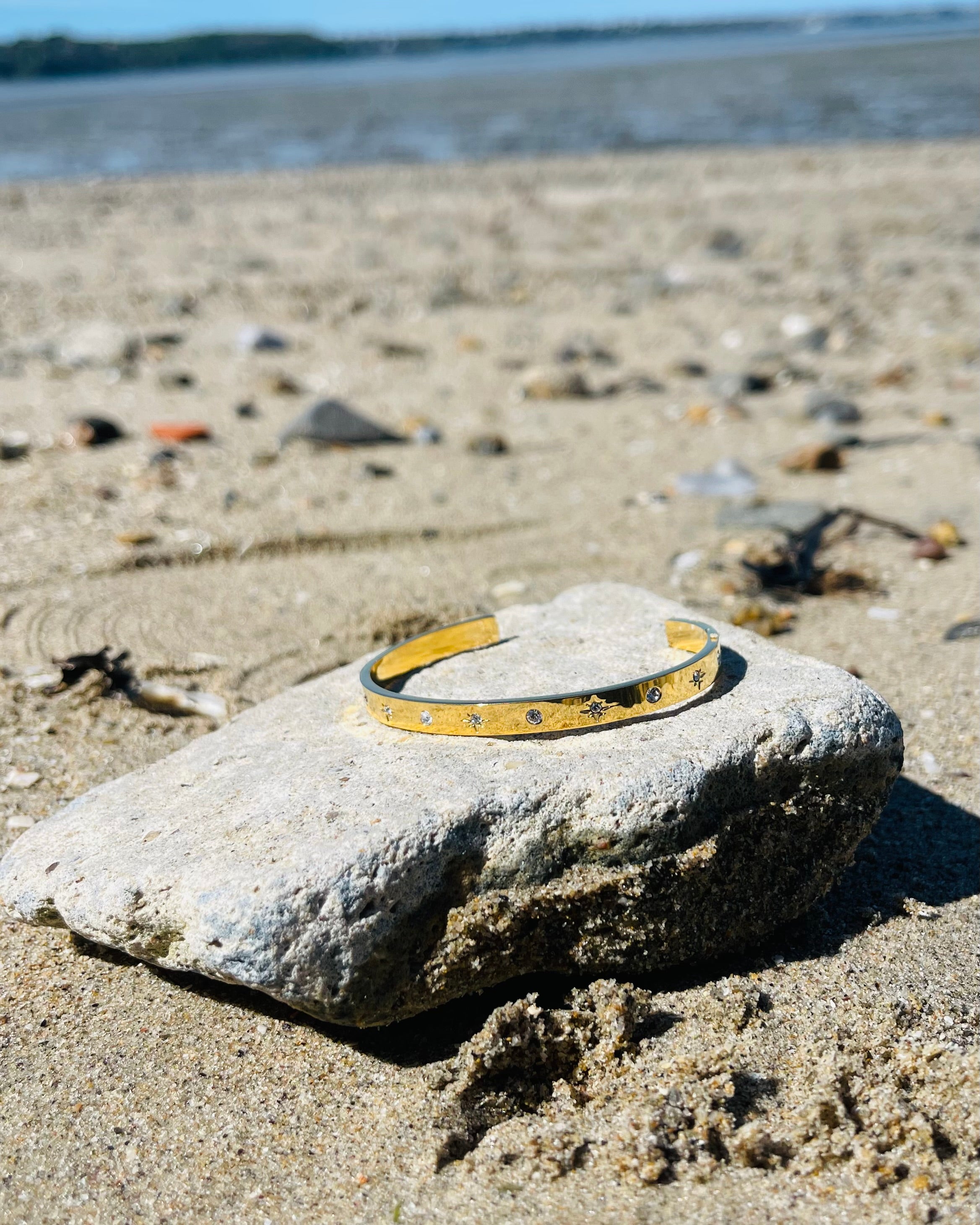 Bracelet jonc "NERINA" en plaqué or 18 carats