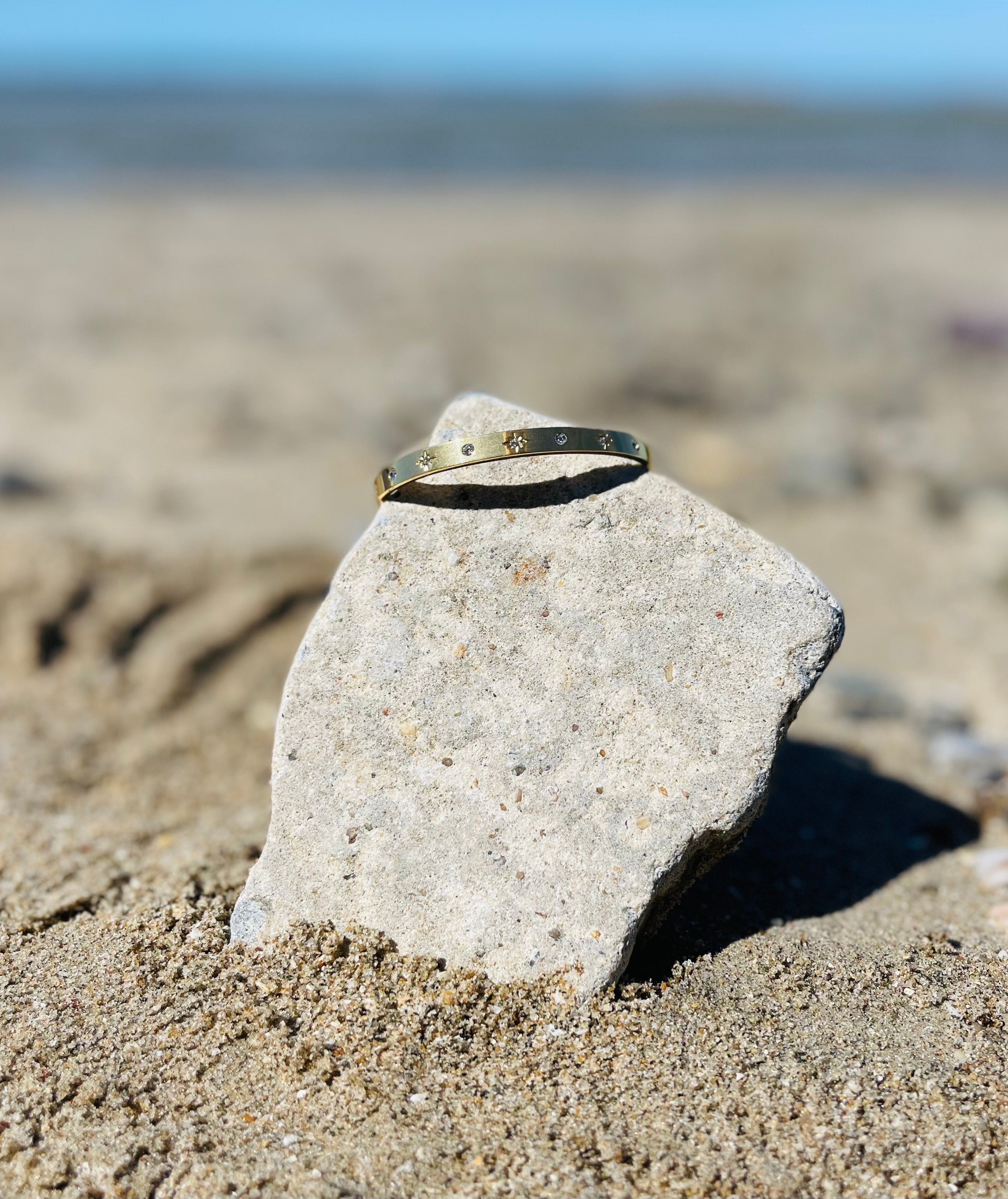 Bracelet jonc "NERINA" en plaqué or 18 carats