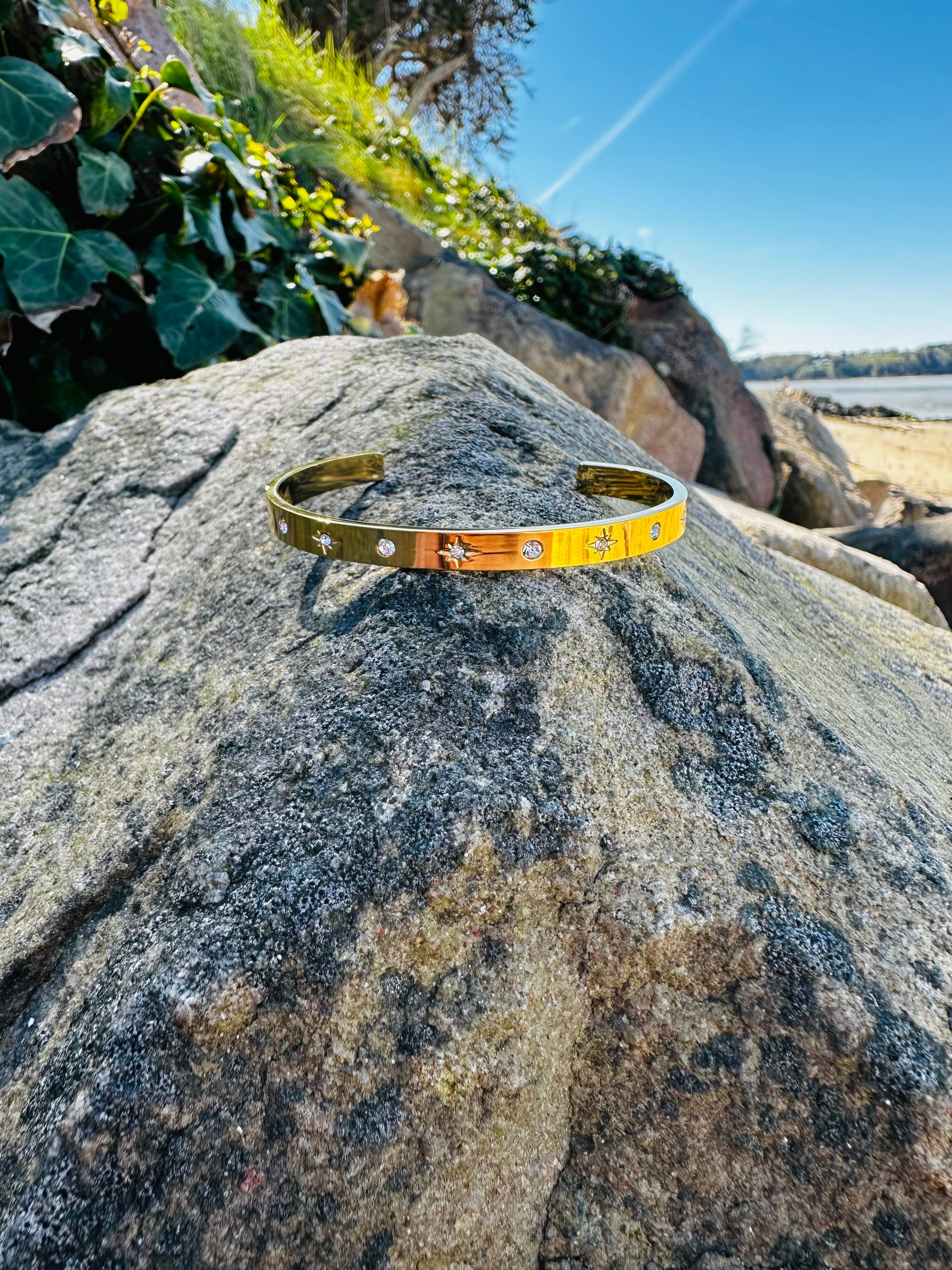 Bracelet jonc "NERINA" en plaqué or 18 carats