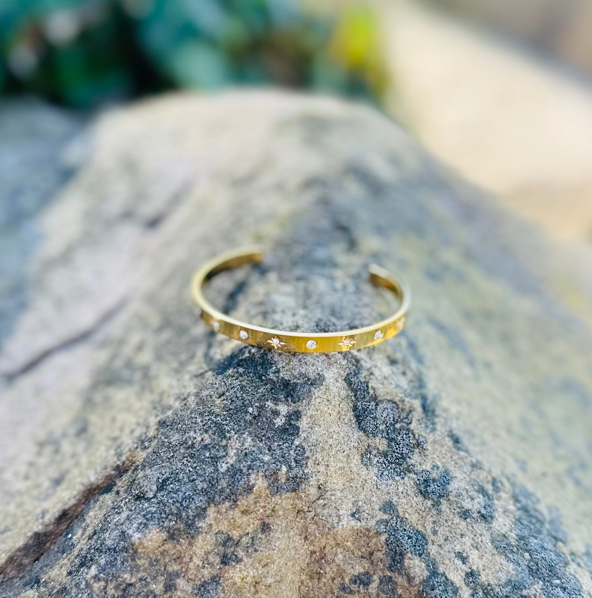 Bracelet jonc "NERINA" en plaqué or 18 carats