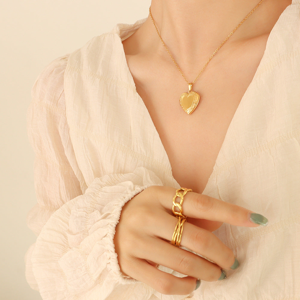 COLLIER &quot;LUNA&quot; PLAQUE OR 18 CARATS