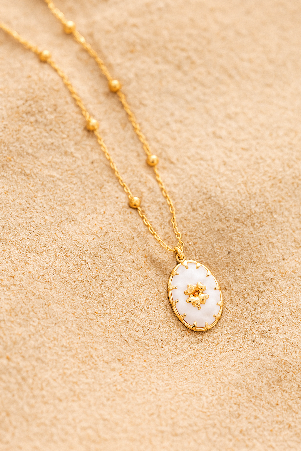 COLLIER &quot; ISADORA&quot; PLAQUE OR 18 CARATS ET NACRE NATURELLE