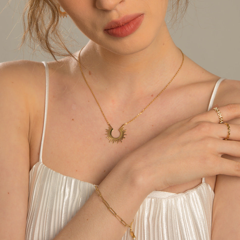 COLLIER &quot;AVA&quot; PLAQUE OR 18 CARATS