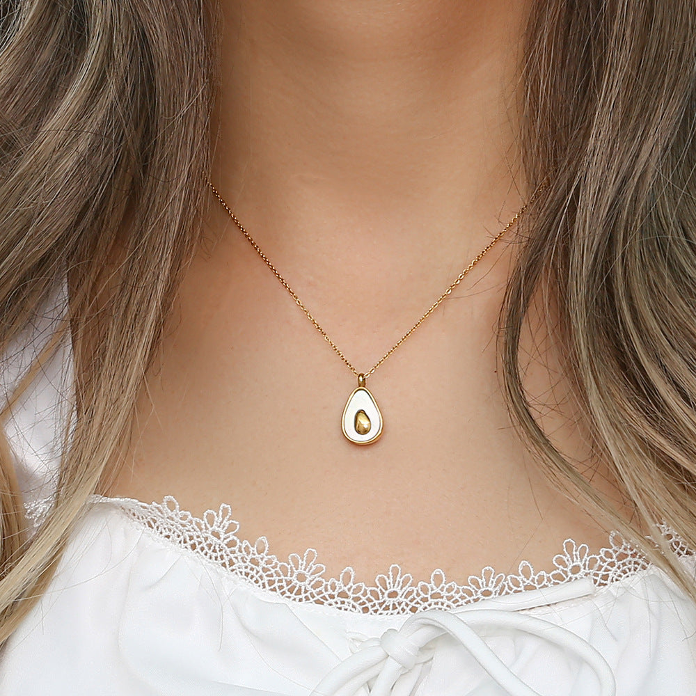 COLLIER &quot;MAMA&quot; PLAQUE OR 18 CARATS ET NACRE NATURELLE