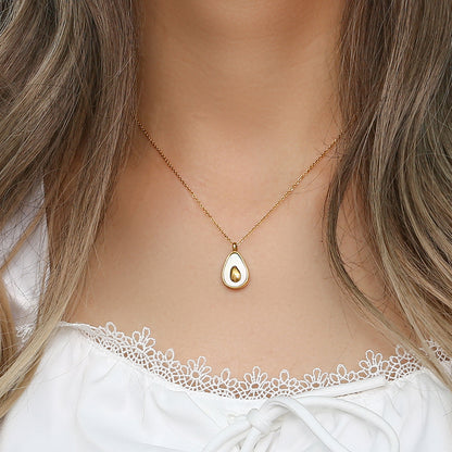 COLLIER &quot;MAMA&quot; PLAQUE OR 18 CARATS ET NACRE NATURELLE